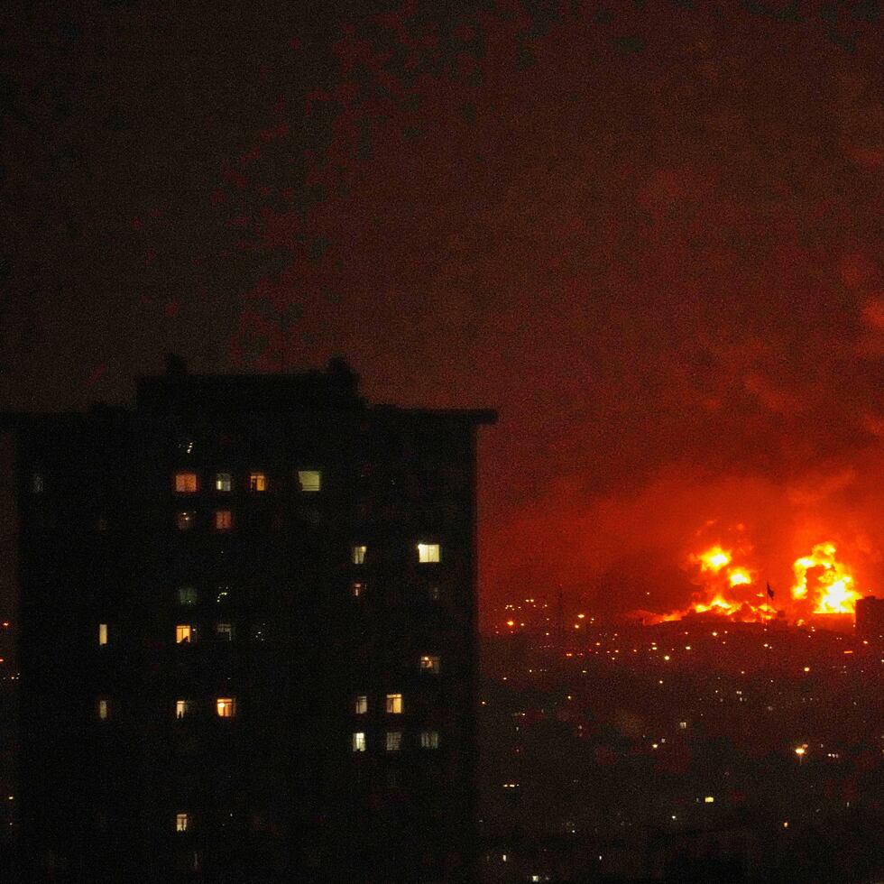 Una instalación de almacenaje de petróleo fue atacada en Teherán resultó incendiada tras un bombardeo de Estados Unidos e Israel este domingo.