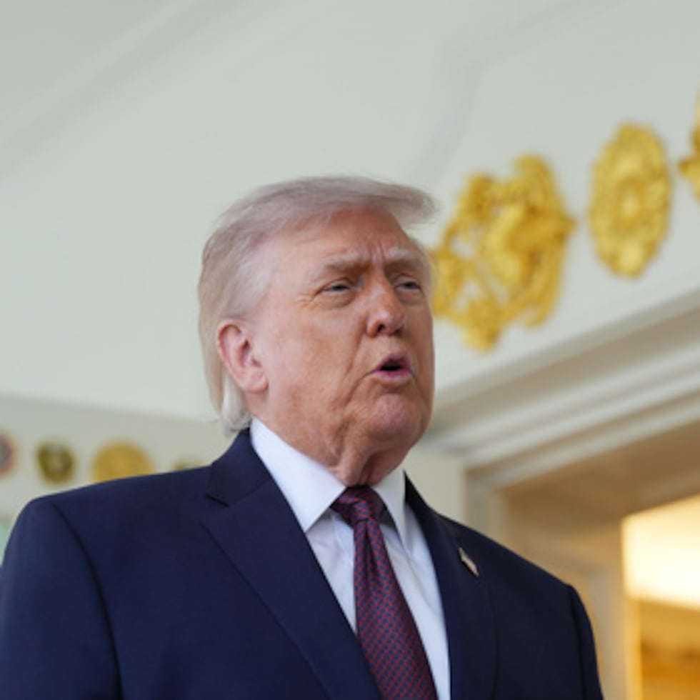 El presidente de Estados Unidos, Donald Trump, habla ante la Oficina Oval de la Casa Blanca el lunes 13 de abril de 2026 en Washington. (AP Foto/Alex Brandon)