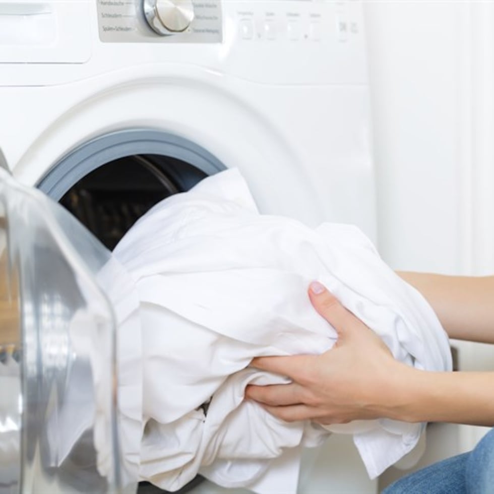 Uno de los métodos más recomendados para conservar el blanco radiante de tus prendas es utilizar una mezcla natural de bicarbonato de sodio y vinagre blanco.