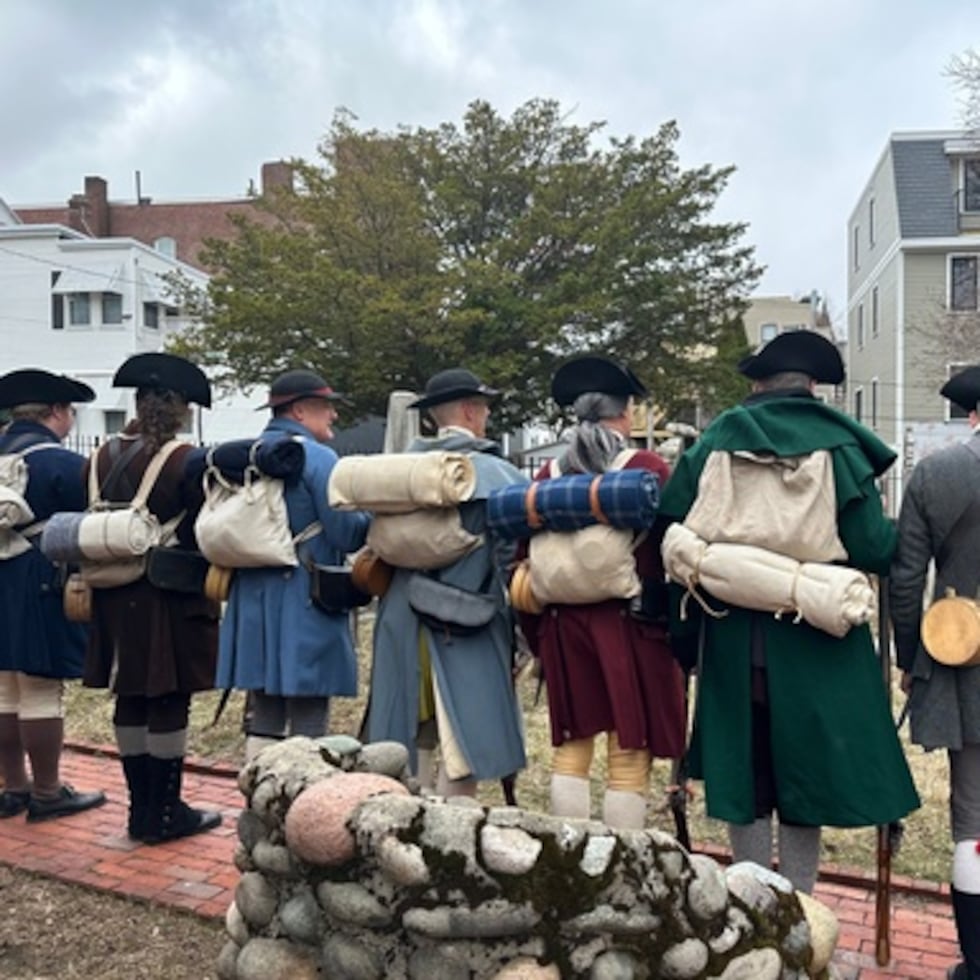 Augustine Chapel and Cemetery en South Boston, el martes 17 de marzo de 2026, antes de disparar mosquetes durante las conmemoraciones del Día de la Evacuación que marcan el 250 aniversario de la retirada británica de Boston.