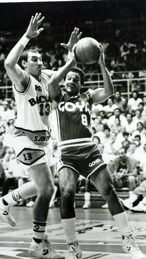 Pablito Alicea, con el balón ante la defensa de Cheo Otero, militando con los Vaqueros. Debutó en el BSN con Bayamón en 1987.