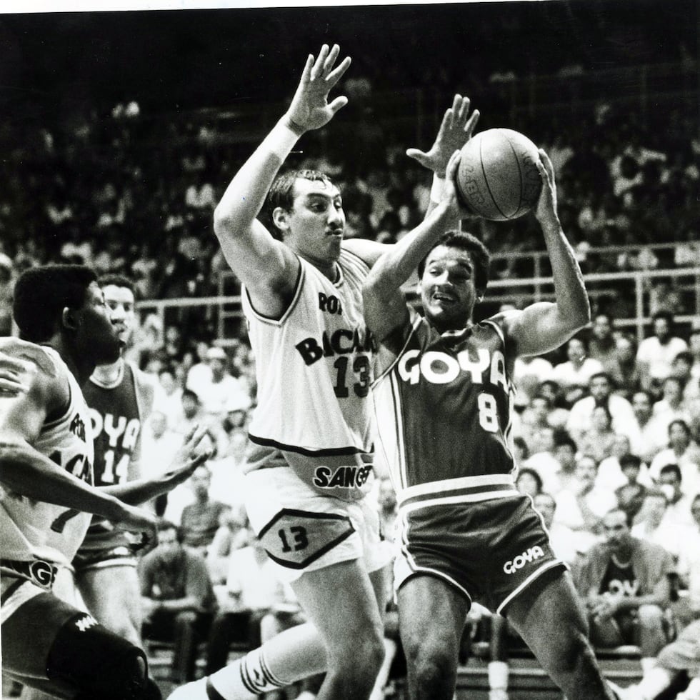 Pablito Alicea comenzó su carrera en el BSN con los Vaqueros de Bayamón. En esta foto, ante la defensa de Cheo Otero.