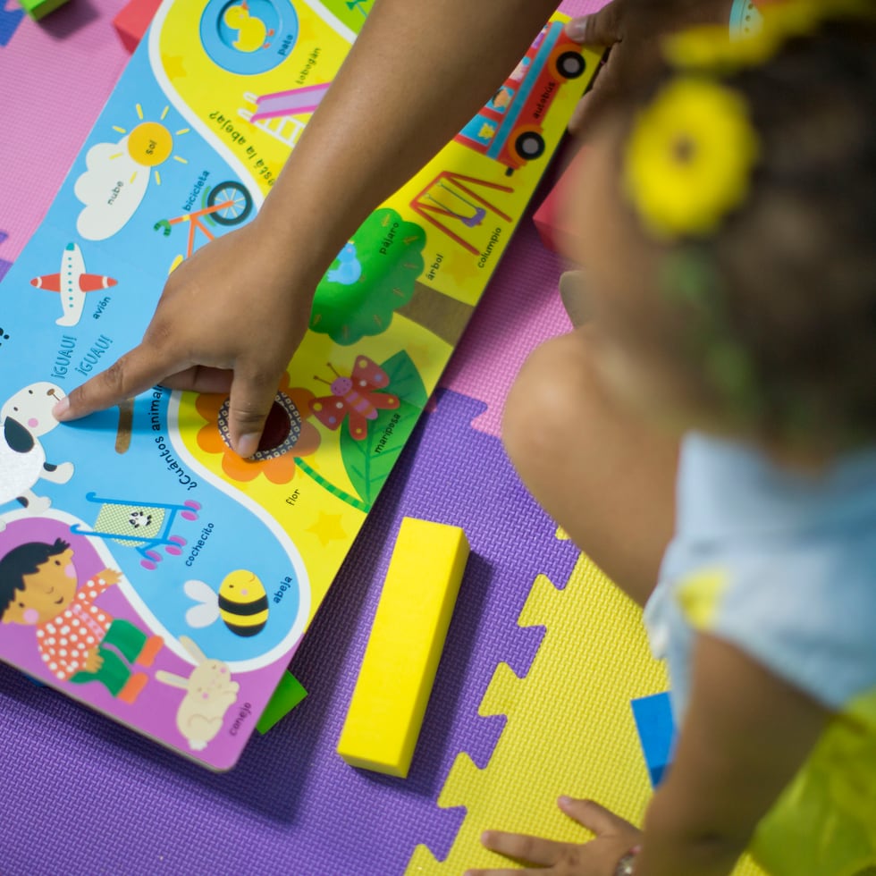 San Juan - Septiembre 29 , 2016 - PR HOY FOTOS para ilustrar una historia sobre varios ciudadanos residentes contando sus historias de exito con motivo de la Semana del Residencial Publico . Las fotos se realizaron en el Boys and Girls Club del residencial Las Margaritas . EN LA FOTO Paulete Rivera y su hija Kiana Kamila Calderon .
FOTO POR: tonito.zayas@gfrmedia.com
Ramon " Tonito " Zayas / GFR Media
