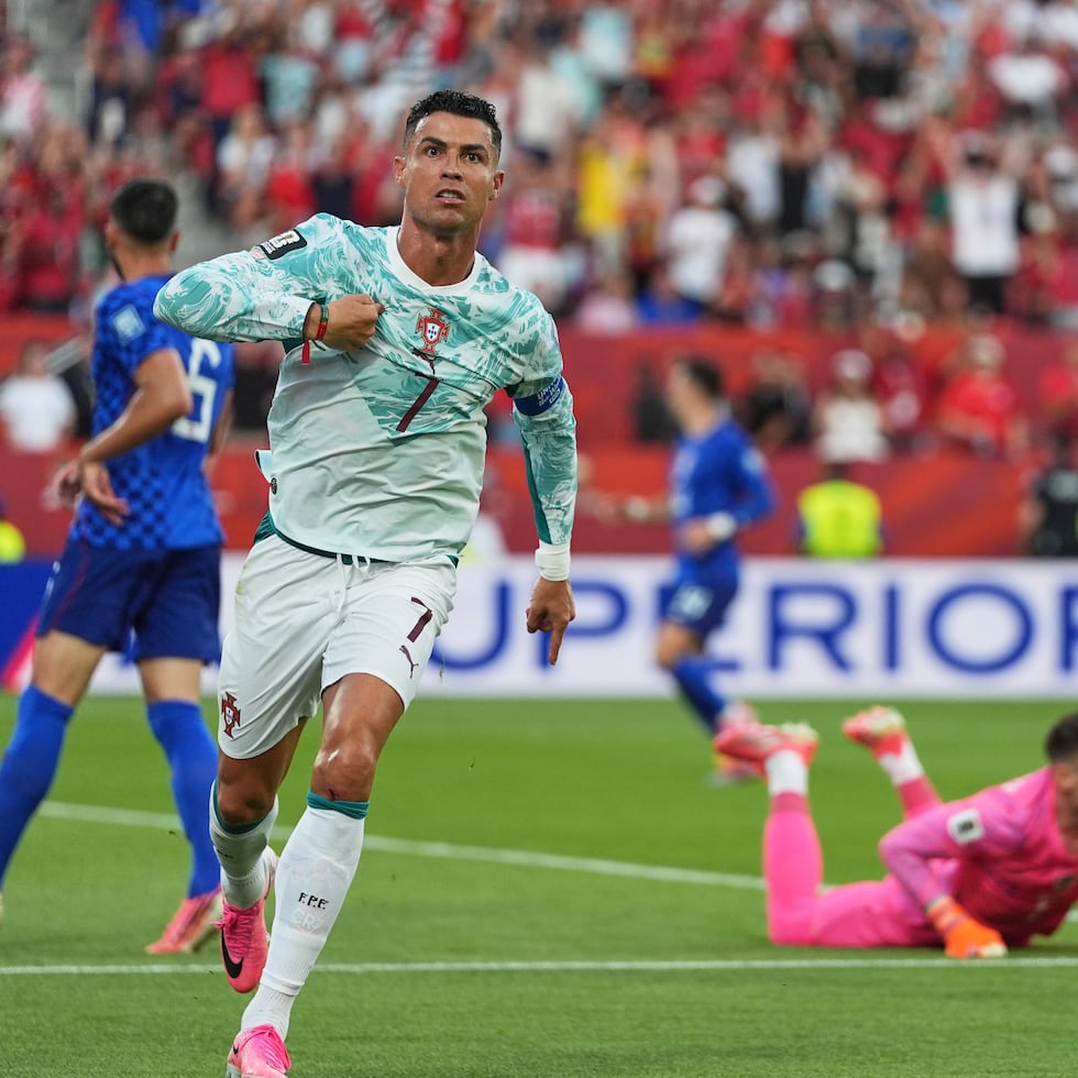Cristiano Ronaldo, de Portugal, festeja tras convertir un penal ante Croacia.