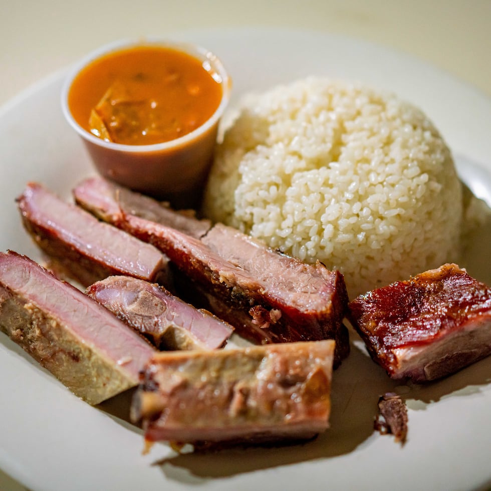Plato de arroz blanco con habichuelas y costillas del restaurante Los Dos Mangoes en Cidra.