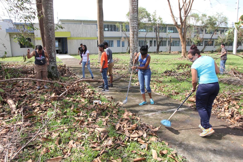 Hoy muchos alumnos se presentaron a la escuela para ayudar en las labores de limpieza aprovechando a cumplir horas de trabajo comunitario que se les requiere.