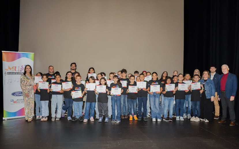 Estudiantes de la Escuela Rosa Luz Zayas, de Naranjito, recibieron certificados de participación durante la clausura del programa “Music Makes a Difference”, de la Alianza para un Puerto Rico sin Drogas.