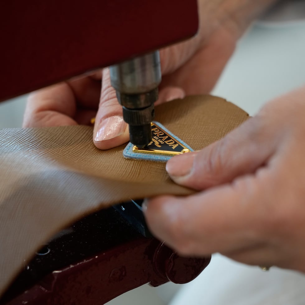 Un operario de marroquinería trabaja en la fábrica de Prada en Scandicci, Italia.