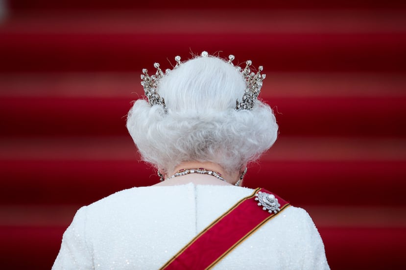 En esta foto del 24 de junio de 2015, la reina Elizabeth II de Gran Bretaña llega para una cena oficial de Estado frente a la residencia del presidente alemán Joachim Gauck, el Palacio Bellevue en Berlín.