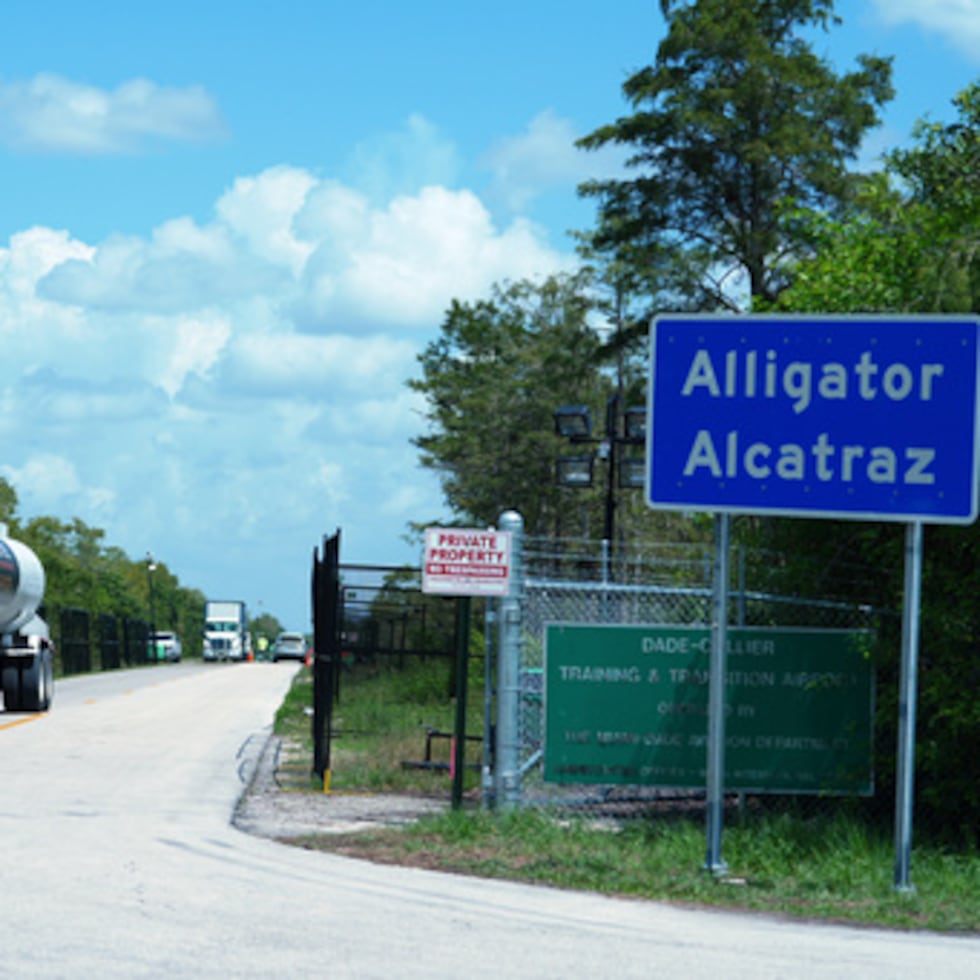 ARCHIVO - Camiones entran y salen del centro de detención de inmigrantes "Alligator Alcatraz".