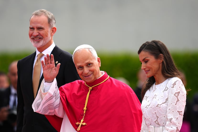 El papa León XIV llegó el sábado a España, donde fue recibido por el rey Felipe VI y la reina Letizia.