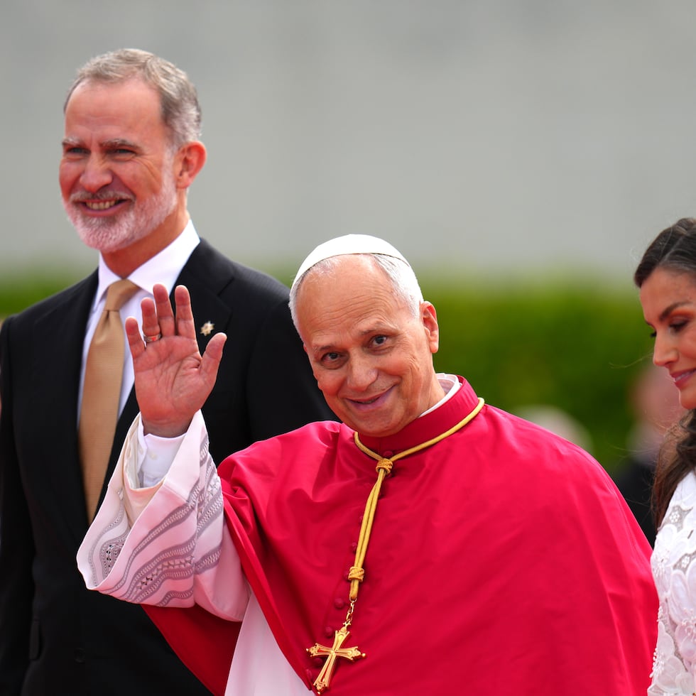 Léon fue recibido en el aeropuerto por los monarcas católicos del país, el rey Felipe VI y la reina Letizia, y el presidente del Gobierno, Pedro Sánchez.