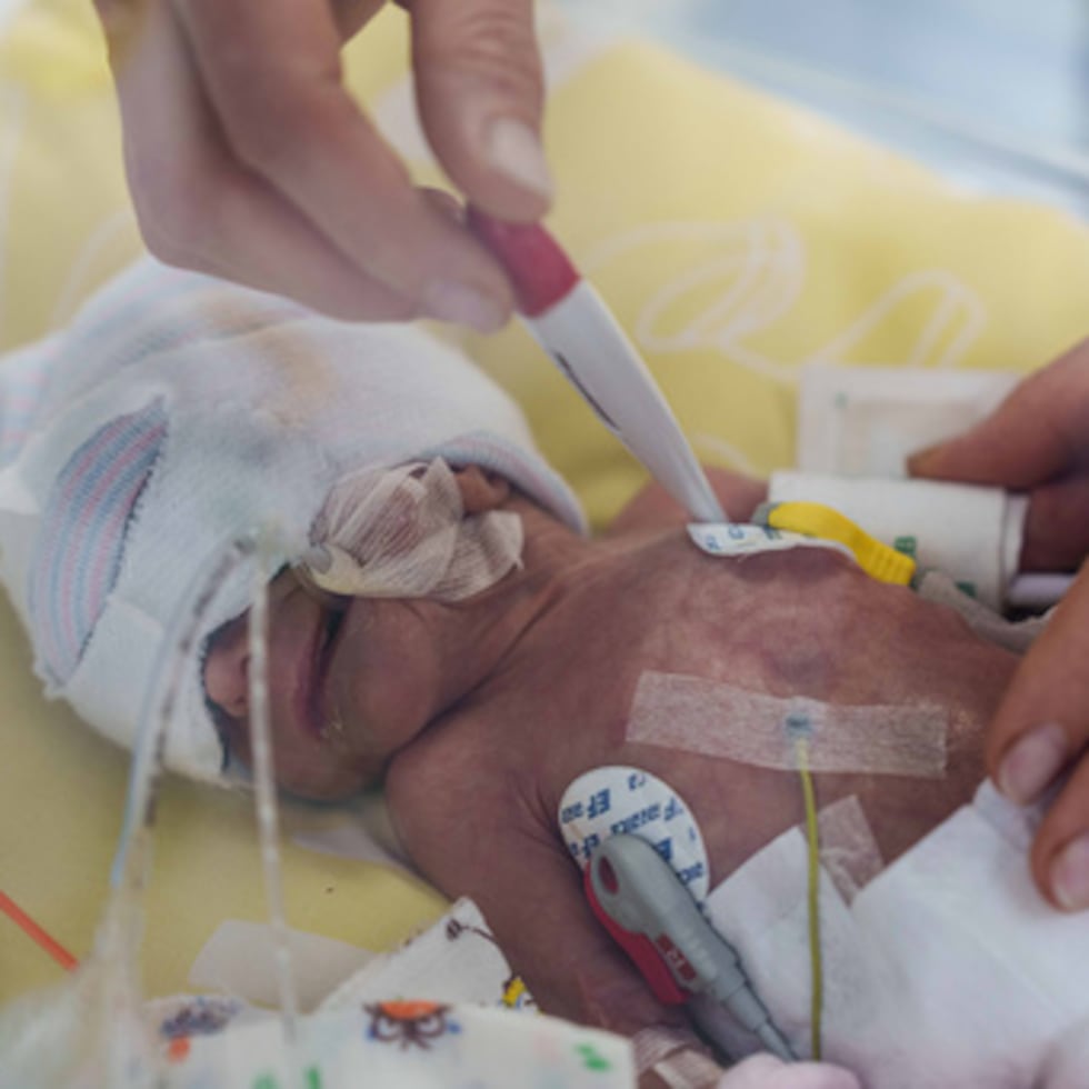 Una enfermera comprueba la temperatura de un bebé prematuro dentro de una incubadora de temperatura controlada en el centro perinatal regional de Zaporizhzhia.