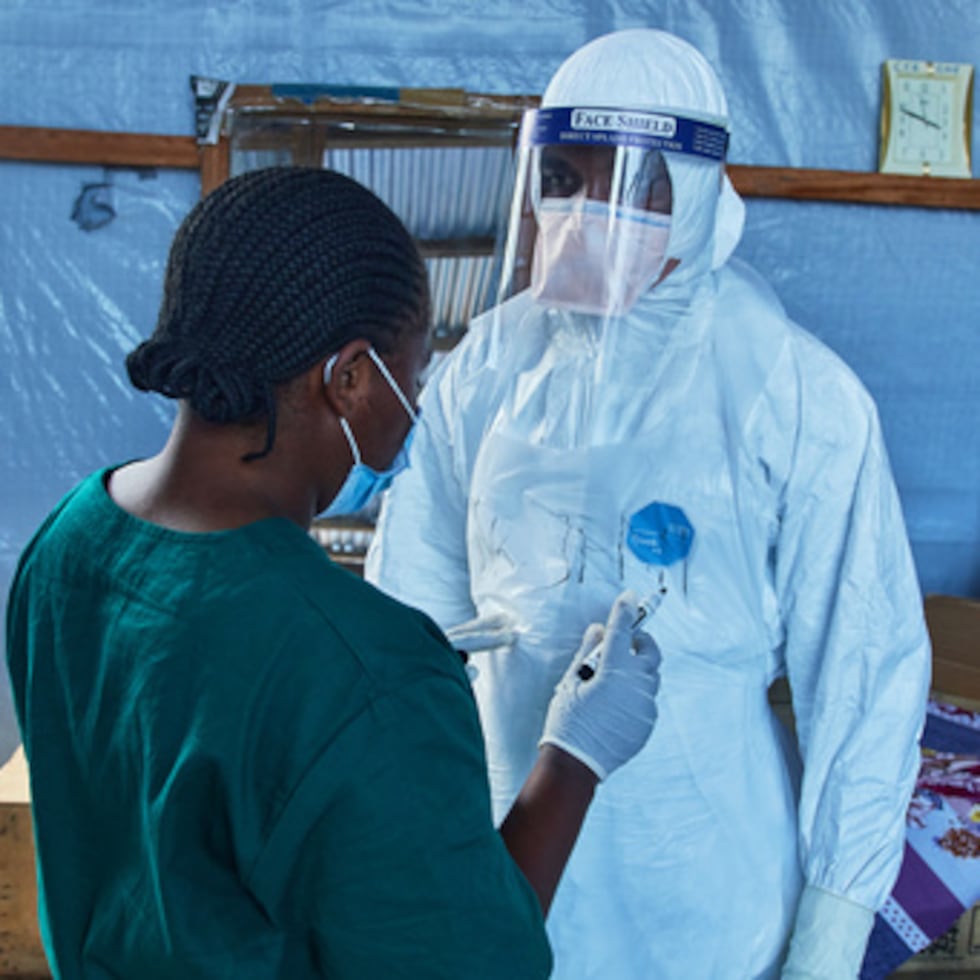 Los trabajadores sanitarios trabajan en el Centro Médico Evangélico, en Bunia, al este de la República Democrática del Congo.