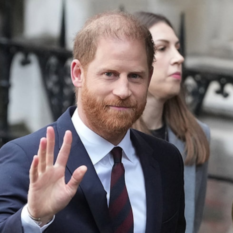 El príncipe Harry de Gran Bretaña llega al Tribunal Superior de Londres para encabezar un grupo, que incluye a Elton John y Elizabeth Hurley, que acusa al editor del Daily Mail de invasión de la privacidad mediante tácticas ilegales en un juicio que forma parte de un escándalo más amplio de piratería telefónica en Londres, miércoles 21 de enero de 2026. (AP Photo/Kirsty Wigglesworth)