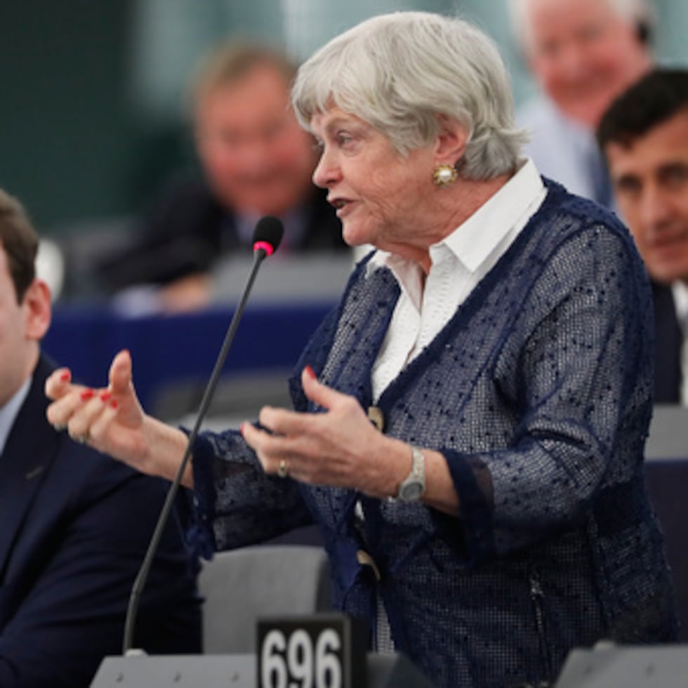 ARCHIVO - La eurodiputada británica Ann Widdecombe, a la derecha, del Partido del Brexit, interviene durante un debate en el Parlamento Europeo, el 14 de enero de 2020, en Estrasburgo, al este de Francia. (Foto AP/Jean-Francois Badias, archivo)