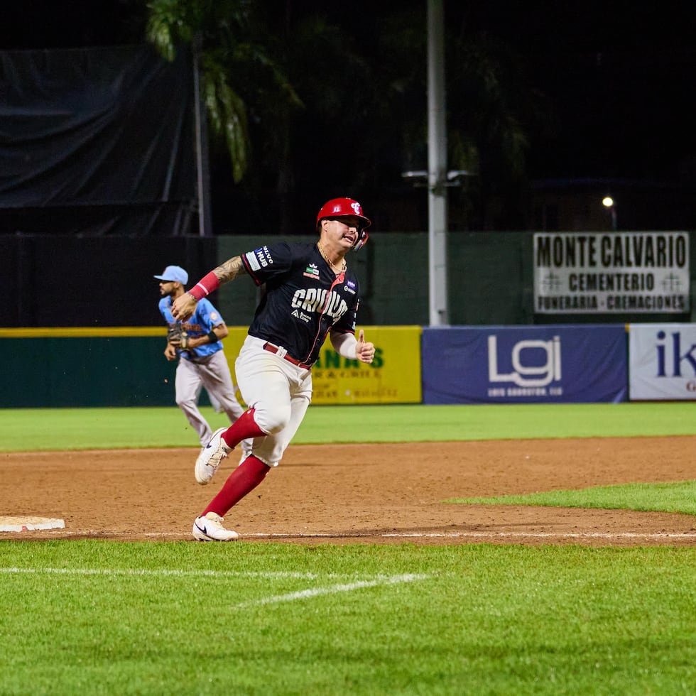 José Miranda corre las bases durante una jugada en el partido entre los Indios y los Criollos.