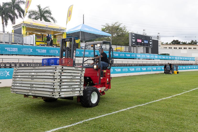 Empleados dan los toques finales en los aledaños del Juan Ramón Loubriel.