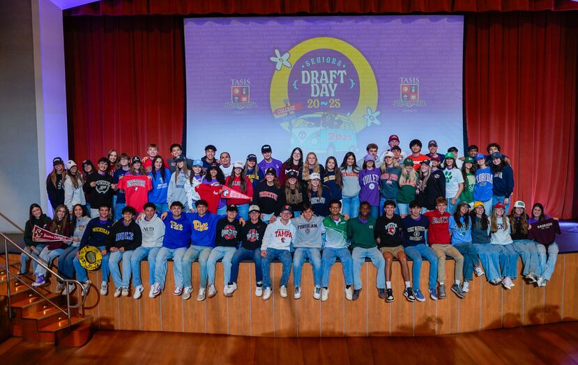 Sara Hernández, directora de la escuela secundaria, elogió a la Clase del 2025 por su pasión, liderazgo y compromiso con la excelencia.