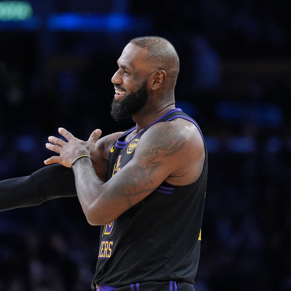 LeBron James, de los Lakers de Los Ángeles, es el primer jugador en la historia en participar en 23 temporadas en la liga.