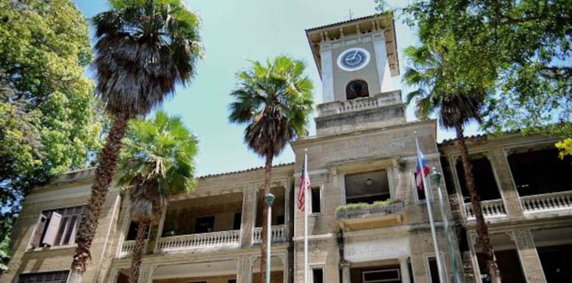 Sin tener la autorización de la Junta de Gobierno de la UPR, el RUM pagó de $6,000 a $7,000 por cada curso, para un total de $335,906 en exceso a lo indicado en la Certificación, señaló Contraloría. (Archivo)