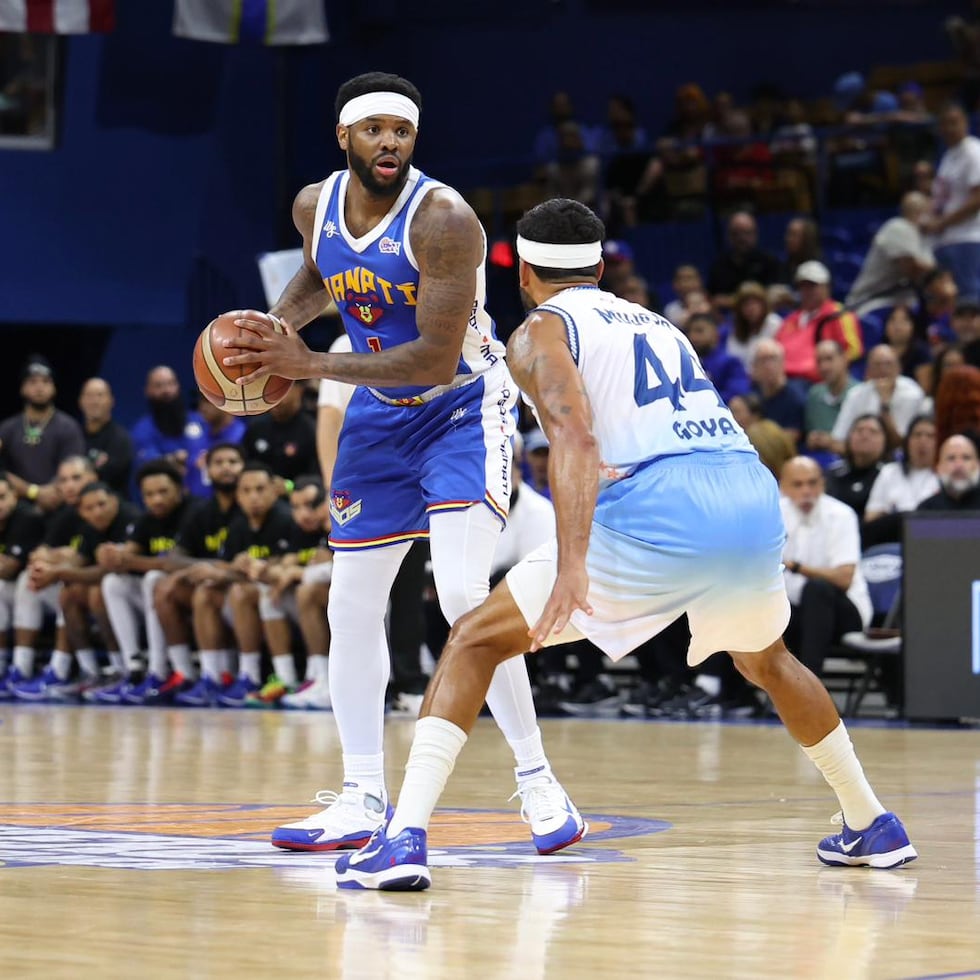 Tyquan Rolón, de los Osos, maneja el balón contra Javier Mojica, de los Vaqueros.