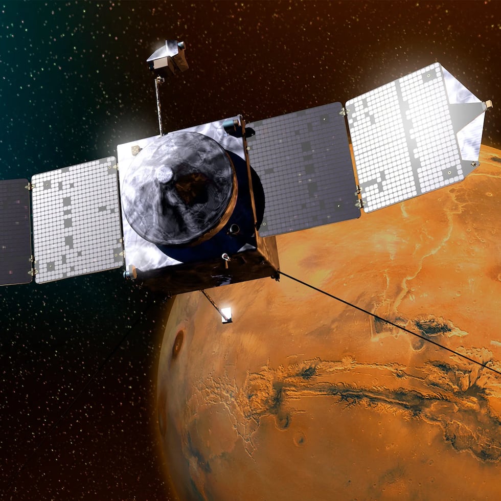 Los protocolos que afinan en CCSDS hacen posible que las bases, satélites y otros activos creados por distintos países y empresas puedan transmitir datos y comunicaciones espaciales de forma estandarizada. En la foto, la nave Maven de NASA, que por 11 años orbitó Marte y transmitió un alto volumen de datos sobre este planeta.
