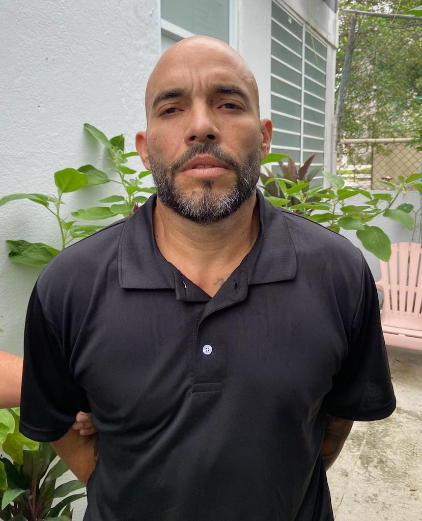Contra Roberto Maldonado Rodríguez, de 49 años y residente en la calle Latimer de ese sector citadino, pesaba una orden de arresto por cargos de asesinato en primer grado, conspiración y violación a la Ley de Armas, expedida en ausencia por la jueza Cyndia E. Irizarry Casiano, del Tribunal de Arecibo, en 2011.
