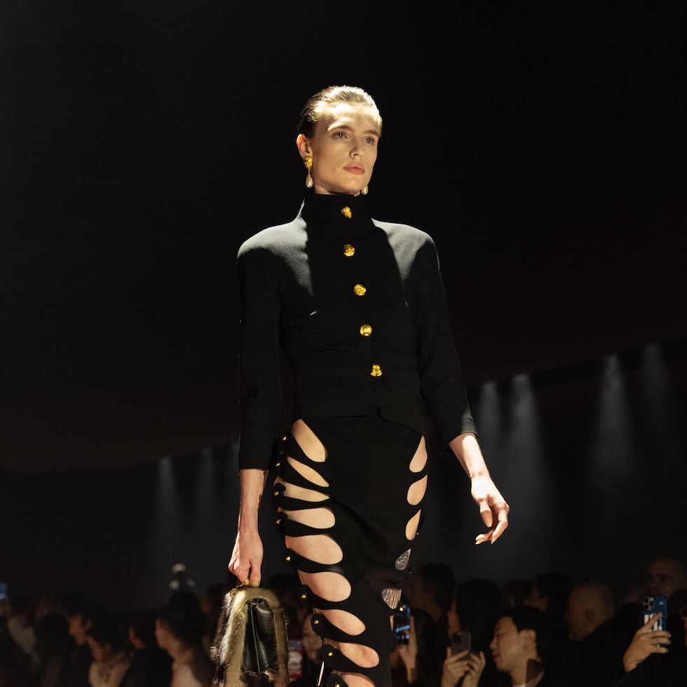 Algunos vestidos ajustados con efecto de cuero, otros de trampantojo, así como drapeados y con aberturas