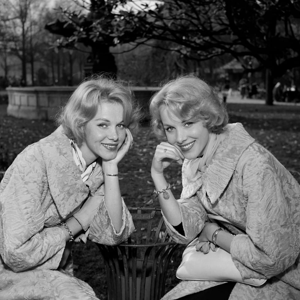 Alice y Ellen Kessler (Photo by PHOTOTHEQUE LECOEUVRE / Collection ChristopheL via AFP)