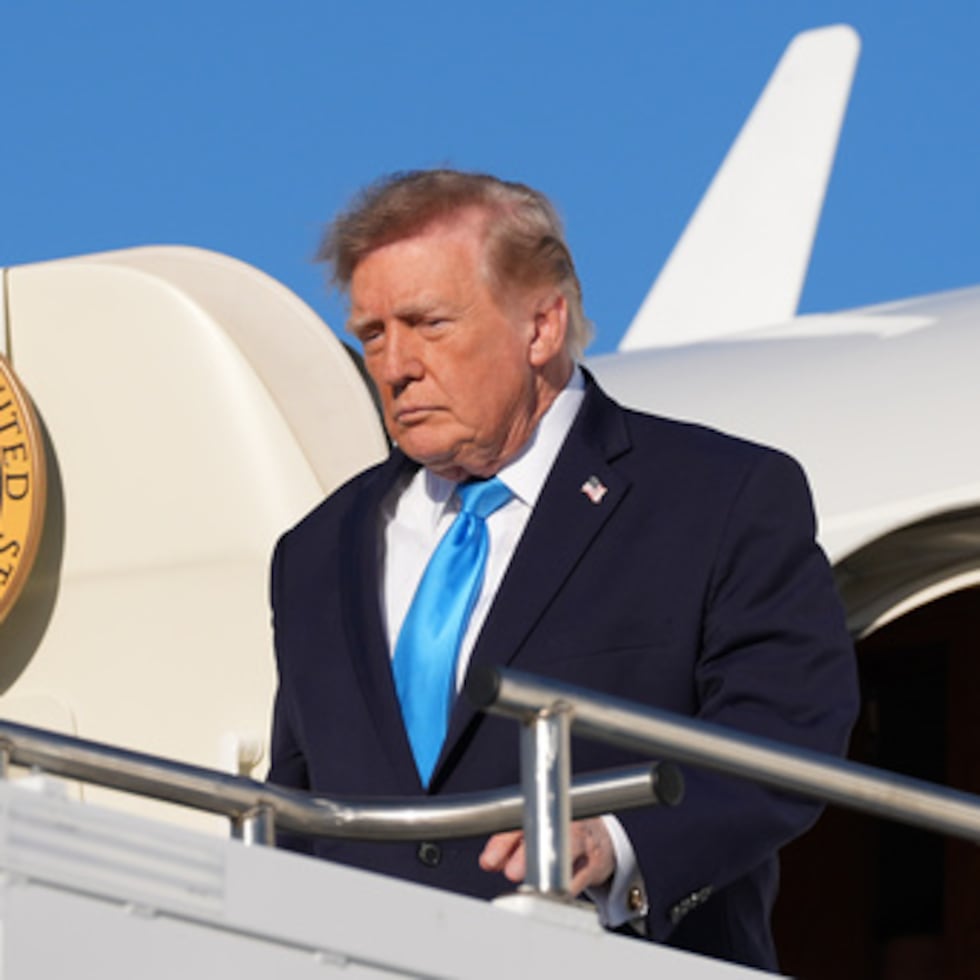 El presidente Donald Trump - saliendo del Air Force One en Nebraska a principios de mes-, puede afectar muy adversamente para los republicanos el resultado de estas elecciones legislativas.