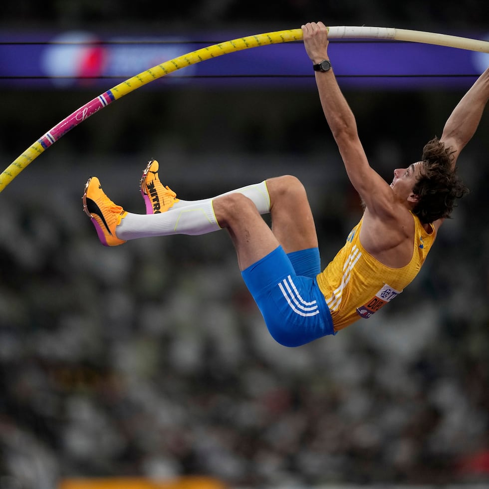 El sueco Armand 'Mondo' Duplantis inicia la etapa de la batida del salto con que reestableció la marca de la prueba en 6.30 metros este lunes en el Mundial Tokio 2025.