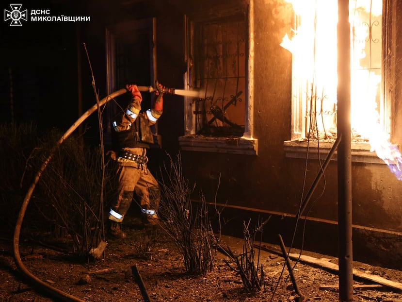En esta fotografía facilitada por el Servicio de Emergencias de Ucrania, los bomberos extinguen un incendio en un edificio residencial tras un ataque con drones rusos en Mykolayiv, Ucrania, el viernes 1 de mayo de 2026. (Servicio de Emergencias de Ucrania vía AP)