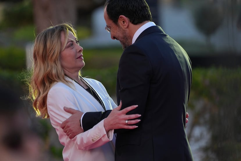 La primera ministra italiana, Giorgia Meloni (izquierda), es recibida por el presidente chipriota, Nikos Christodoulides, en la Cumbre de la UE celebrada en Ayia Napa, Chipre, el jueves 23 de abril de 2026. (Foto AP/Petros Karadjias)