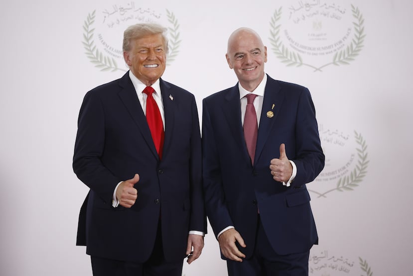 El presidente de Estados Unidos Donald Trump y el presidente de la FIFA Gianni Infantino posan durante la Cumbre por la Paz en Gaza, el lunes 13 de octubre de 2025.