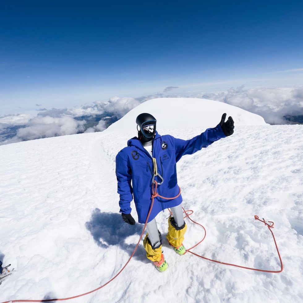 El robot humanoide Pemba en pleno ascenso al Chimborazo (Ecuador), convirtiéndose en el primero de su tipo en coronar una cumbre de más de 6,000 metros tras una ruta de 16 horas.