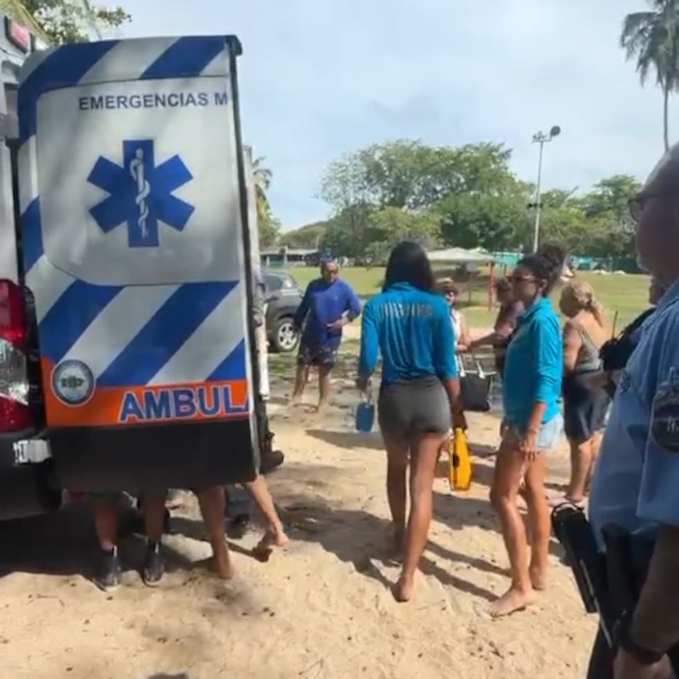 Personal de emergencia brindó asistencia a un bañista en el balneario Seven Seas en Fajardo.