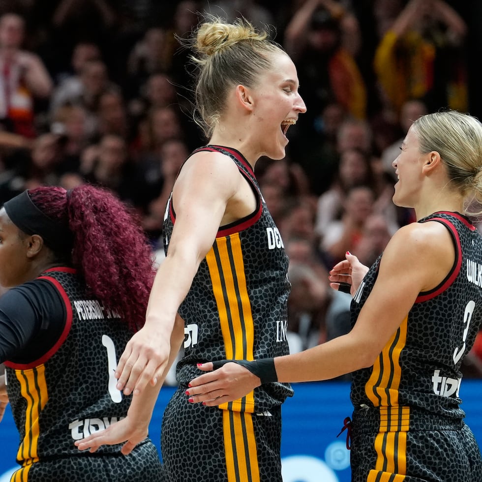 Las alemanas Leonie Fiebich (izquierda) y Alexandra Wilke reaccionan durante el partido de cuartos de final de la Copa del Mundo de Baloncesto Femenino entre Alemania y Bélgica en Berlín.