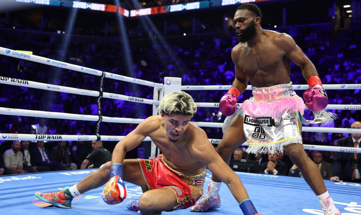 Xander Zayas pierde su invicto y títulos mundiales en una guerra contra Jaron “Boots” Ennis