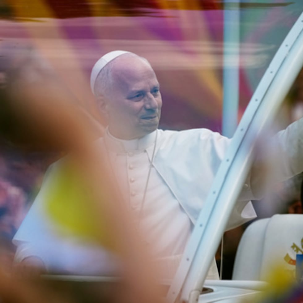 El papa León XIV saluda con la mano al llegar para celebrar la misa en la basílica de la Sagrada Familia.
