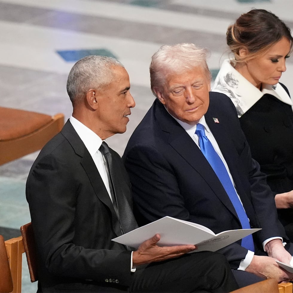 El expresidente Barack Obama habla con el presidente Donald Trump.