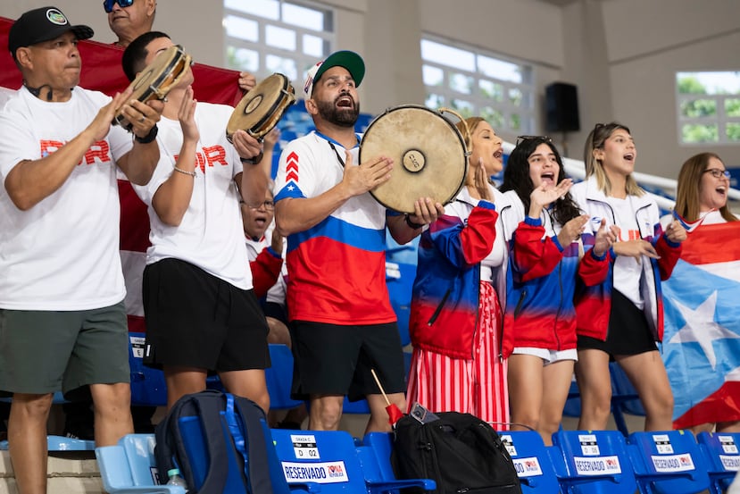 Fanáticos boricuas ponen la música en las gradas.