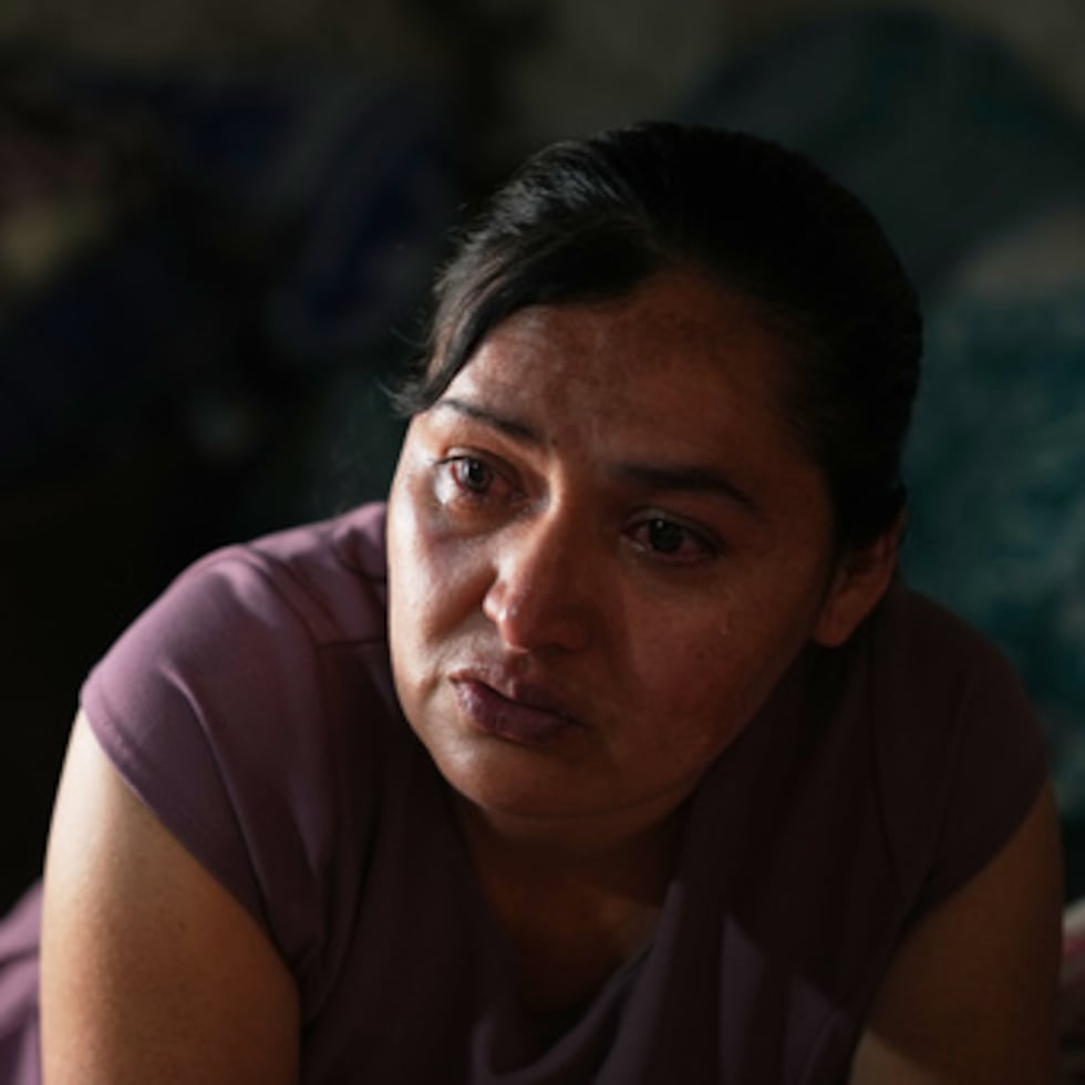 Mirsy Maricela Alva López, una migrante guatemalteca que ha sido separada de su hijo Ederson en dos ocasiones, llora durante una entrevista en la casa de sus padres en San Martín Cuchumatán, Guatemala.
