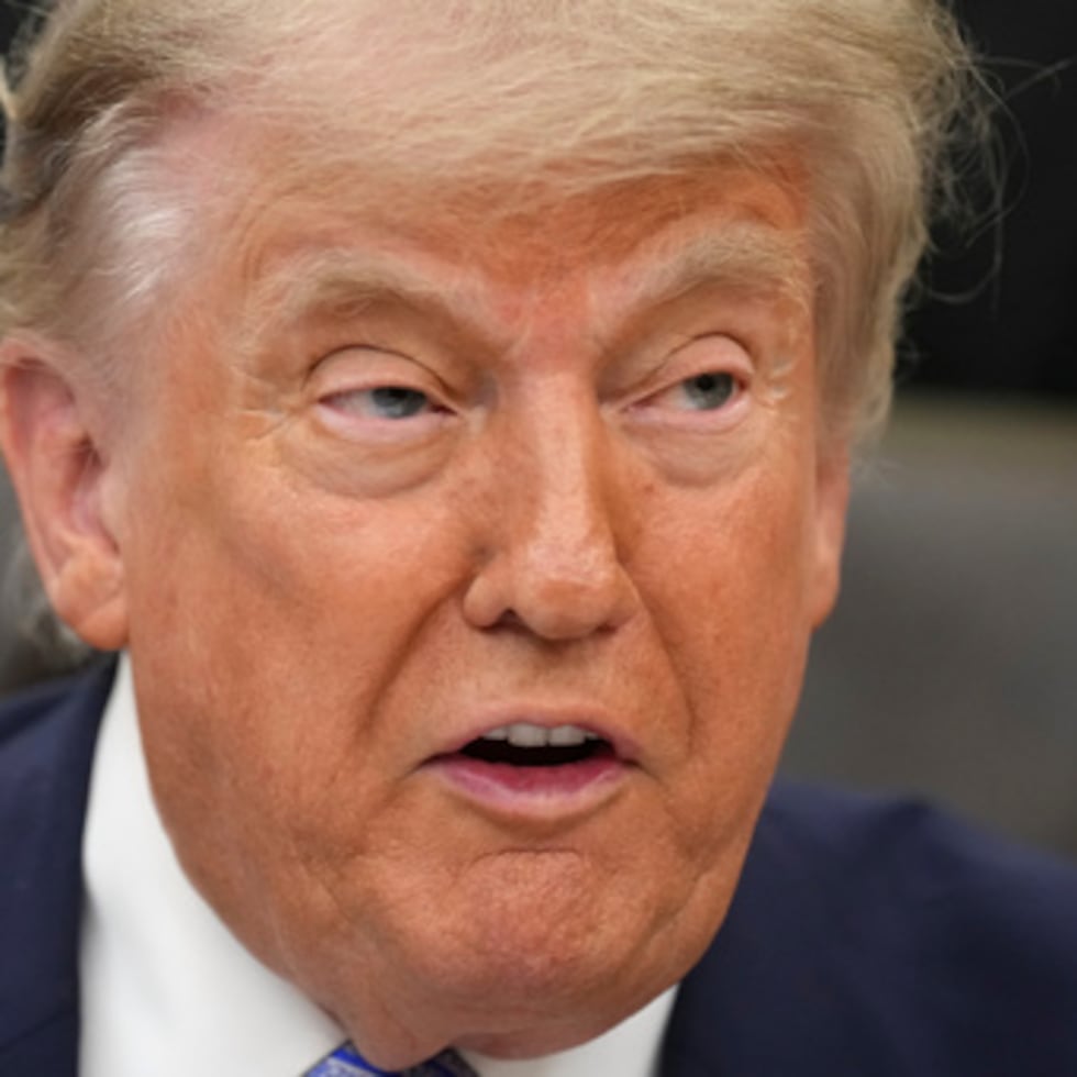 El presidente Donald Trump dijo que posponía la firma porque no le gustaba lo que veía en el texto de la orden.