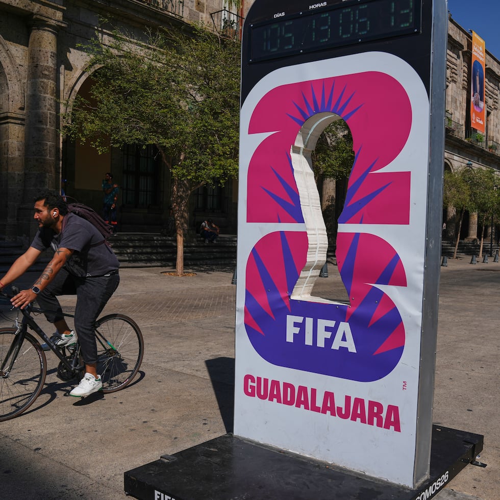 Un ciclista pasa junto a un promocial de la Copa Mundial 2026 en Guadalajara, México.