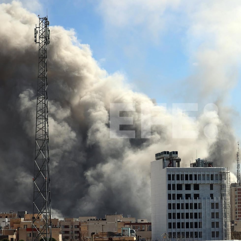 Humo se levanta en el centro de Teherán después de un ataque de Israel, en una operación en conjunto con Estados Unidos por segundo día.