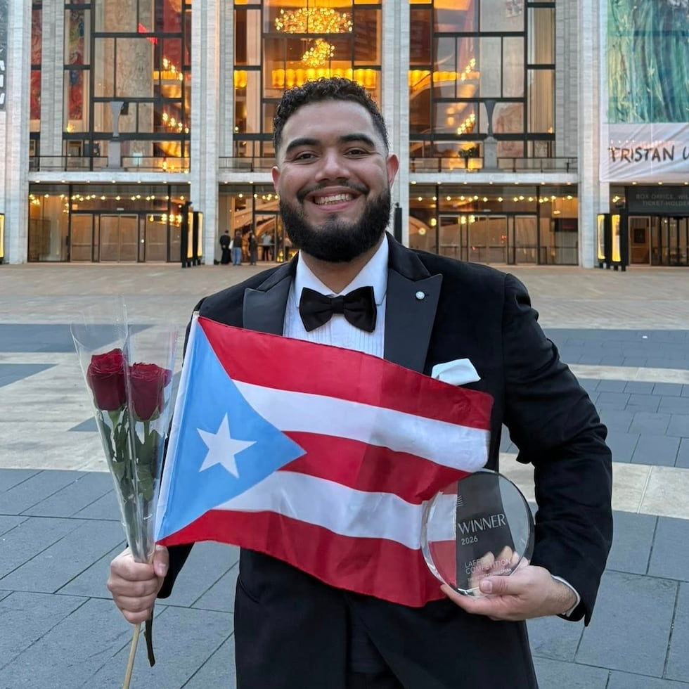 Gabriel Natal-Báez en Lincoln Center, frente a la fachada del Metropolitan Opera