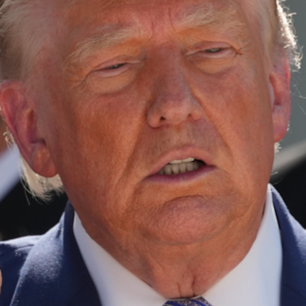 El presidente republicano hizo el anuncio un día después de que la UE impusiera a Google una multa de $1,000 millones, tras señalar que el gigante tecnológico infringió las normas antimonopolio digitales.