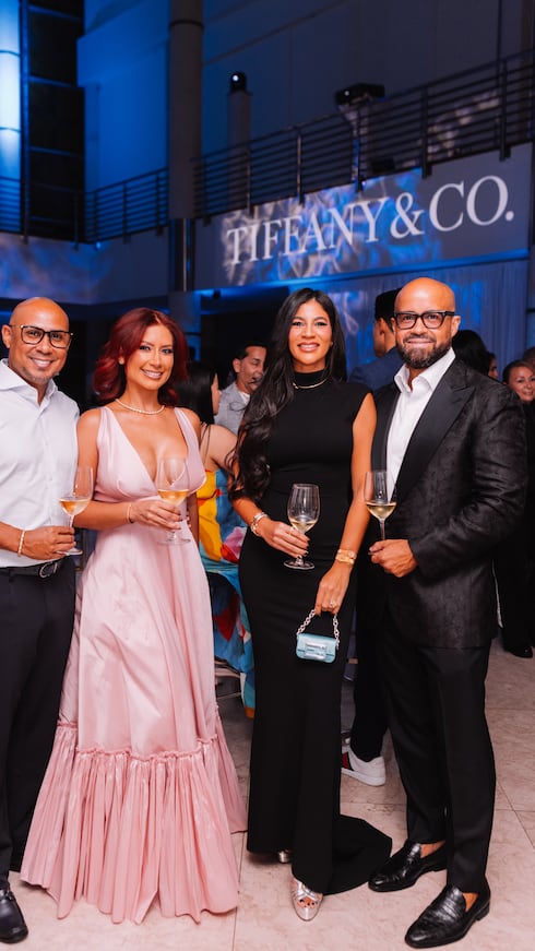 La velada continuó con un íntimo cóctel para clientes e invitados especiales. En la foto: Odanis Morales y Anais Galindez junto a Reynaliz y José Luis Dávila.