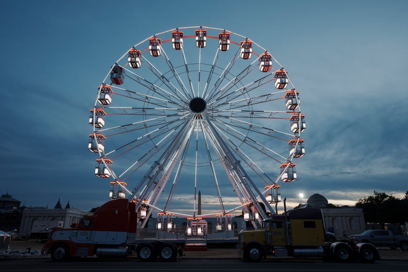 La noria del National Mall está iluminada mientras continúan los preparativos para la Gran Feria Estatal Americana en el National Mall, el domingo 21 de junio de 2026, en Washington. (Foto AP/Jon Elswick)